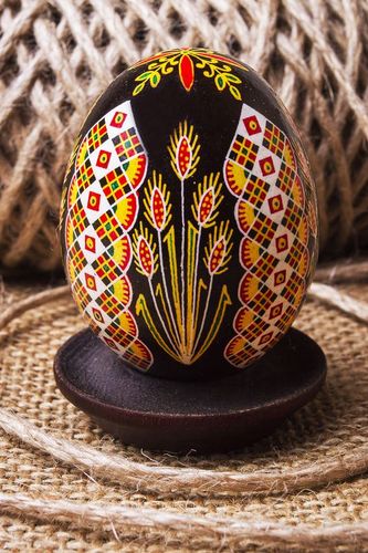 Painted egg on Easter - MADEheart.com