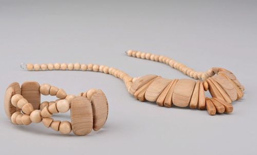 Bead necklace and bracelet made from light wood - MADEheart.com