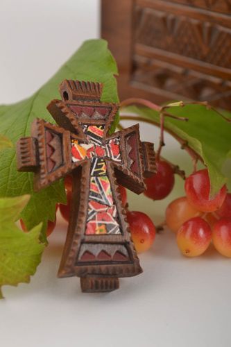 Pendentif croix fait main Bijou ethnique en bois Accessoire femme design - MADEheart.com