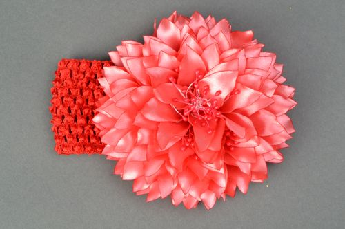 Handgemachtes Haarband mit Blume aus Bändern Dahlien - MADEheart.com