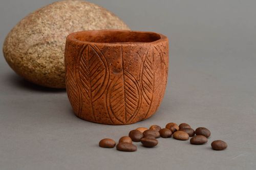 Ungewöhnlicher kleiner Becher aus Ton mit Blättermuster im Ethno Stil handmade - MADEheart.com
