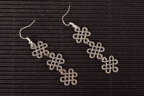 Orecchini pendenti di metallo fatti a mano accessorio originale da donna  - MADEheart.com