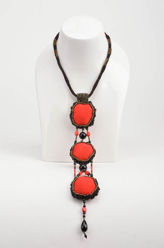 Collier en perles de rocaille avec pendentif triple en tissu fait main rouge - MADEheart.com