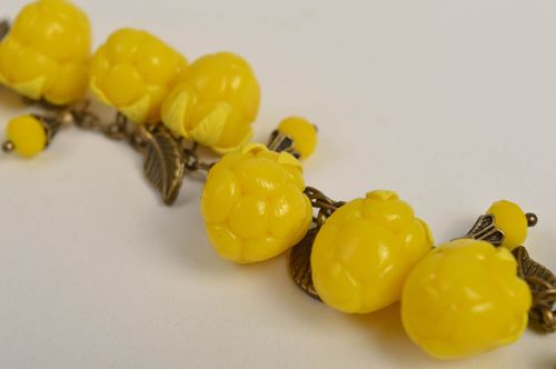 Bracelet pate polymere Bijou fait main jaune avec chaîne Accessoire femme - MADEheart.com
