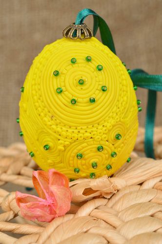 Oeuf de Pâques en pâte polymère fait main jaune décoration originale de fête - MADEheart.com