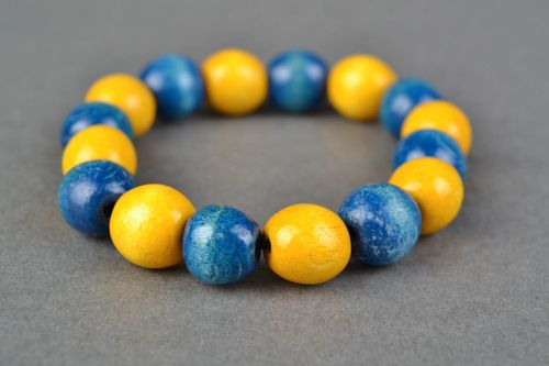 Bracelet en bois sur élastique bleu jaune style ethnique fait main pour femme - MADEheart.com