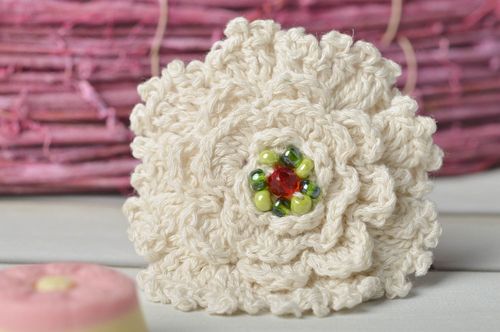 Broche textile faite main Accessoire femme fleur tricotée Petit cadeau - MADEheart.com