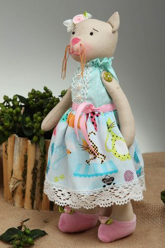 Juguete artesanal de telas naturales muñeca decorativa decoración de interior - MADEheart.com