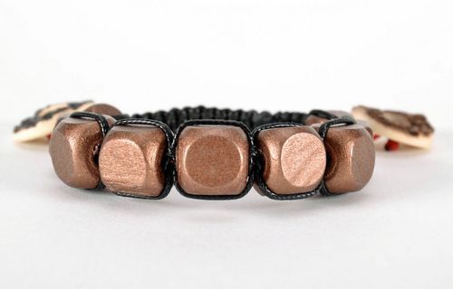 Armband-Amulett aus Holzperlen und Kunststoffknöpfen - MADEheart.com