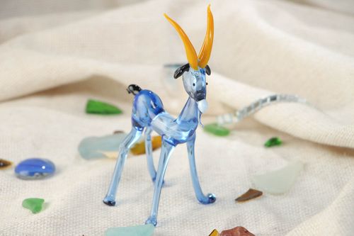 Figurilla artesanal de cristal lampwork cabrito azul con cuernos amarillos - MADEheart.com