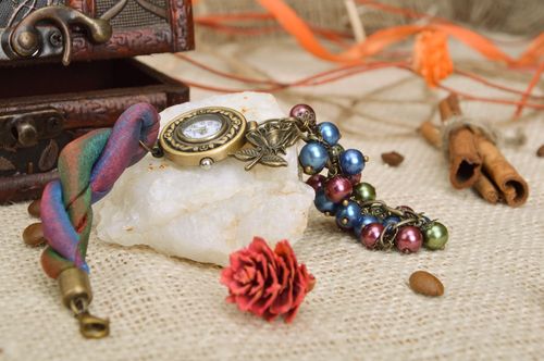 Montre fantaisie pour femme avec perles multicolores originale ronde faite main - MADEheart.com
