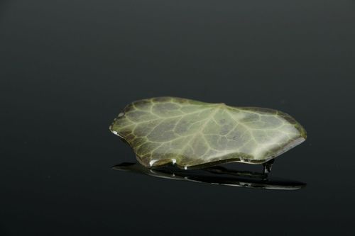 Brooch made of ivy leaf, coated with epoxy resin - MADEheart.com