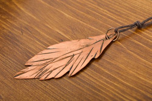 Pendentif en métal Bijou fait main cuivre plume Accessoire femme cadeau - MADEheart.com