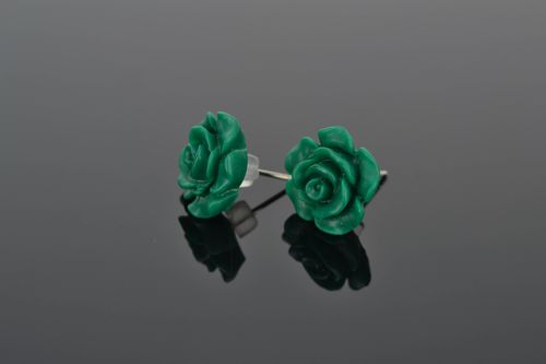Серьги-гвоздики из полимерной глины в виде зеленых роз - MADEheart.com