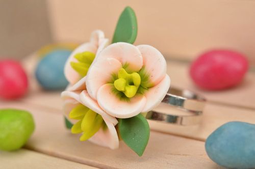 Anillo artesanal elegante con forma de tres flores de arcilla polimérica  - MADEheart.com