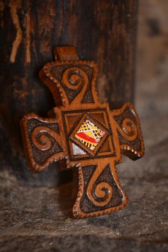 Croix pectorale Pendentif en bois fait main décoré original Objet religieux - MADEheart.com