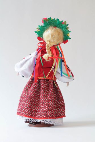 Boneca artesanal num vestido tradicional  - MADEheart.com