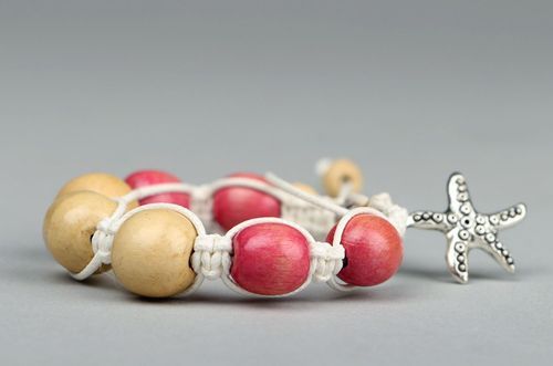 Bracelet made of wooden beads - MADEheart.com