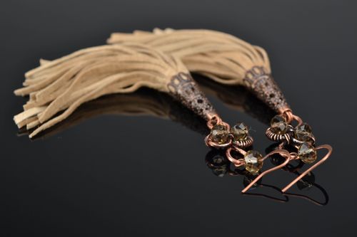 Wire wrap copper earrings with leather fringe of beige color - MADEheart.com