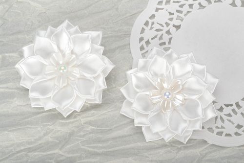 Élastiques à cheveux fleurs blanches en ruban - MADEheart.com