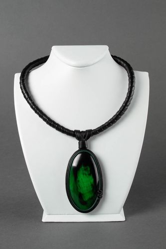 Pendentif en cuir design Bijoux fait main vert Idée cadeau femme originale  - MADEheart.com