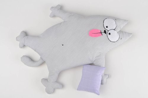 Kissen Kuscheltier Katze Geschenk für Kinder aus Stoff und Fleece - MADEheart.com
