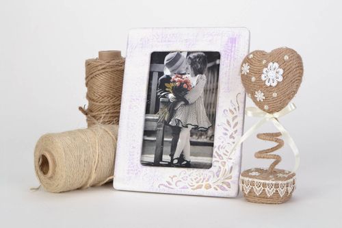 Cadre photo en bois blanc avec teinte de violet motif floral fait main - MADEheart.com