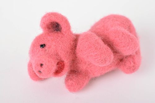 Handmade Schwein Spielzeug in Rosa gefilzte Figur für Kinderzimmer Geschenk Idee - MADEheart.com