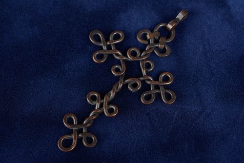 Pendentif en cuivre en forme de croix fait main wire wrapping original - MADEheart.com