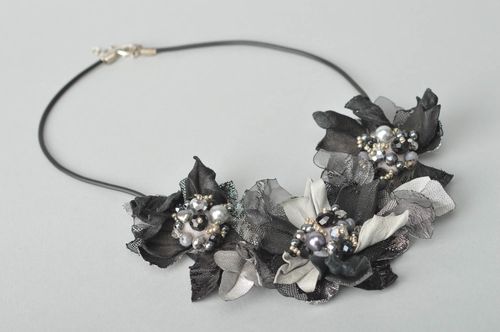 Collier en cuir Bijou fait main avec fleurs grises tendance Cadeau femme - MADEheart.com