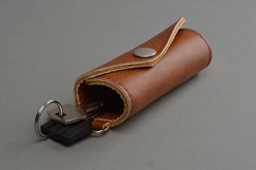 Bequemes originelles Leder Schlüsseletui braun mit Knopf handgefertigt - MADEheart.com