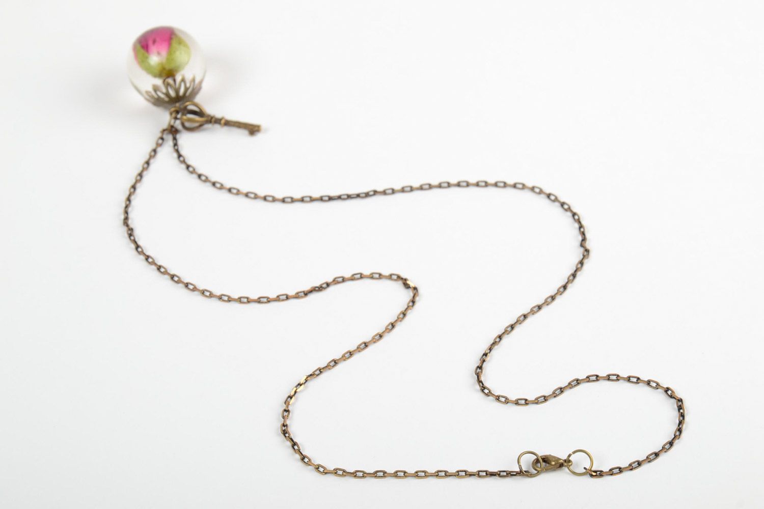 Colgante en cadena con flor natural en resina epoxi rosa y llave hecho a mano foto 5