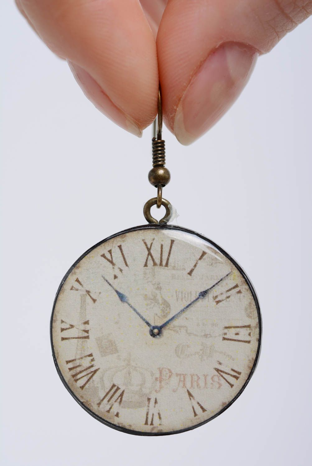 Pendientes artesanales de arcilla polimérica redondos claros con forma de reloj  foto 4
