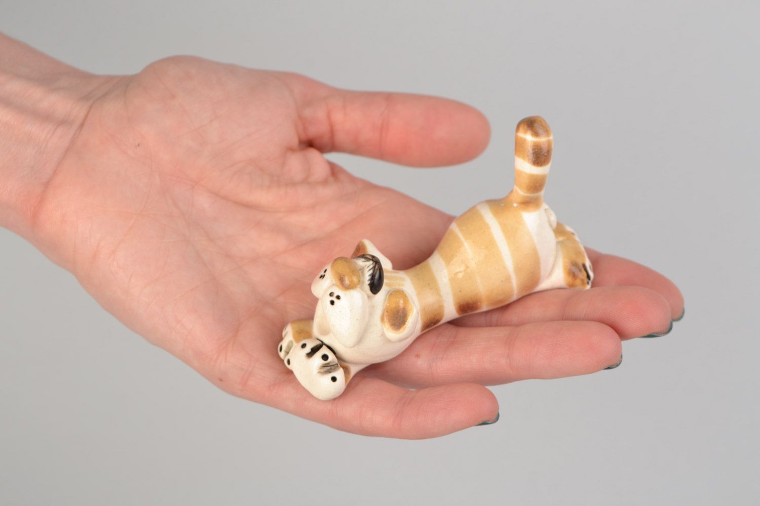 Figura cerámica artesanal pintada gato rayado divertido bonito  foto 2