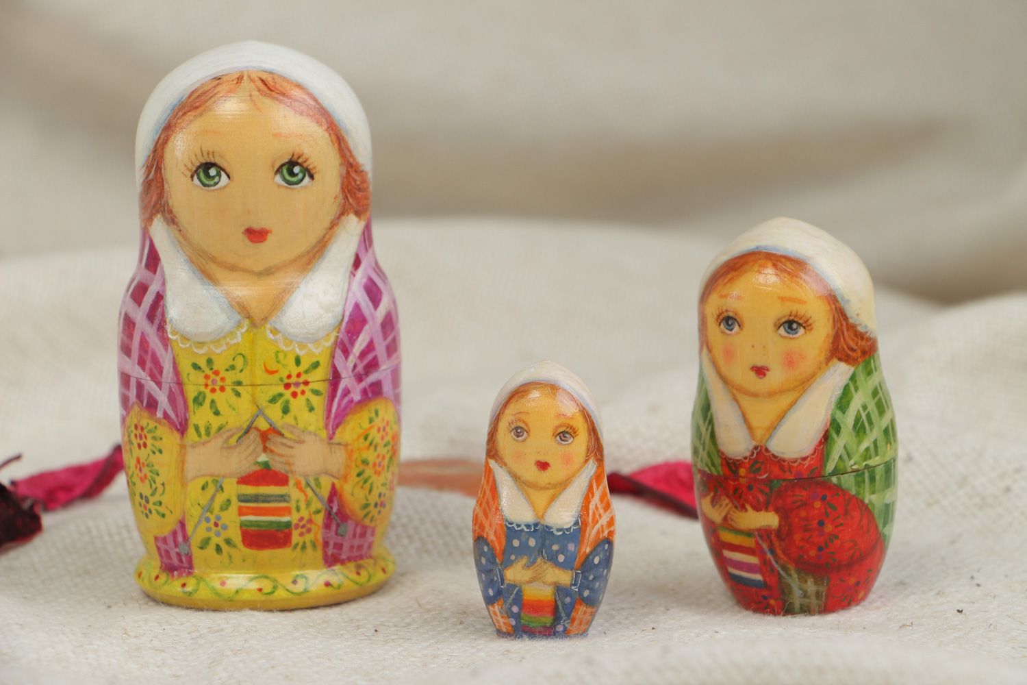 Petite poupée russe en bois peinte faite main originale comprenant 3 poupées photo 5