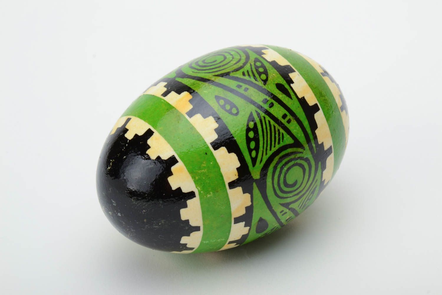 Huevo de Pascua de ganso pintado en técnica de cera verde negro foto 2