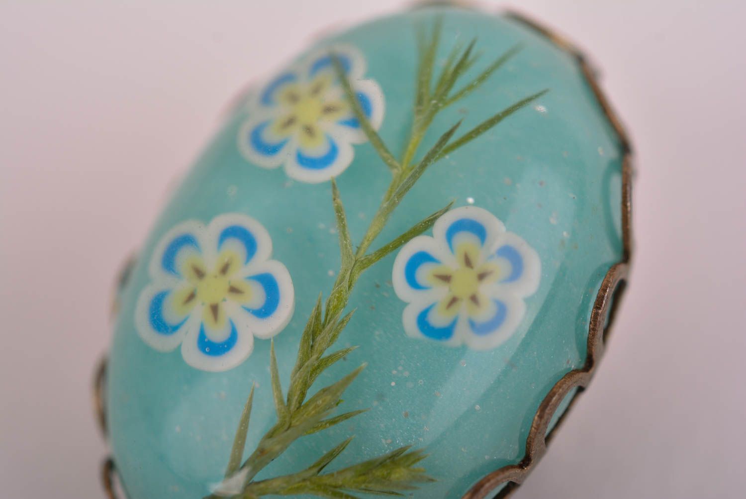 Broche bleue Bijou fait main ovale résine époxy métal fleurs Accessoire femme photo 5