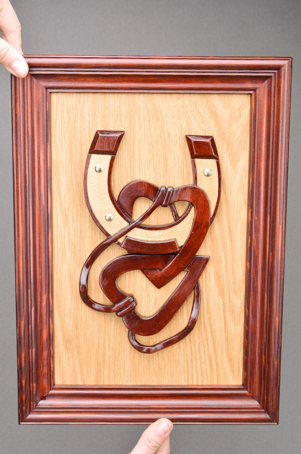 Handmade Wandbild aus Holz in Braun mit der Abbildung von zwei Herzen foto 3