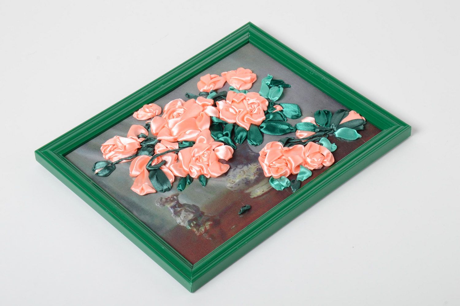 Schönes gesticktes Wandbild Blumen aus Atlasbändern in Rahmen aus Holz handmade für Interieur foto 2