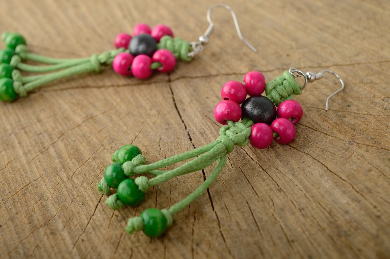 Boucles d'oreilles en macramé multicolores avec perles de bois faites main femme photo 1