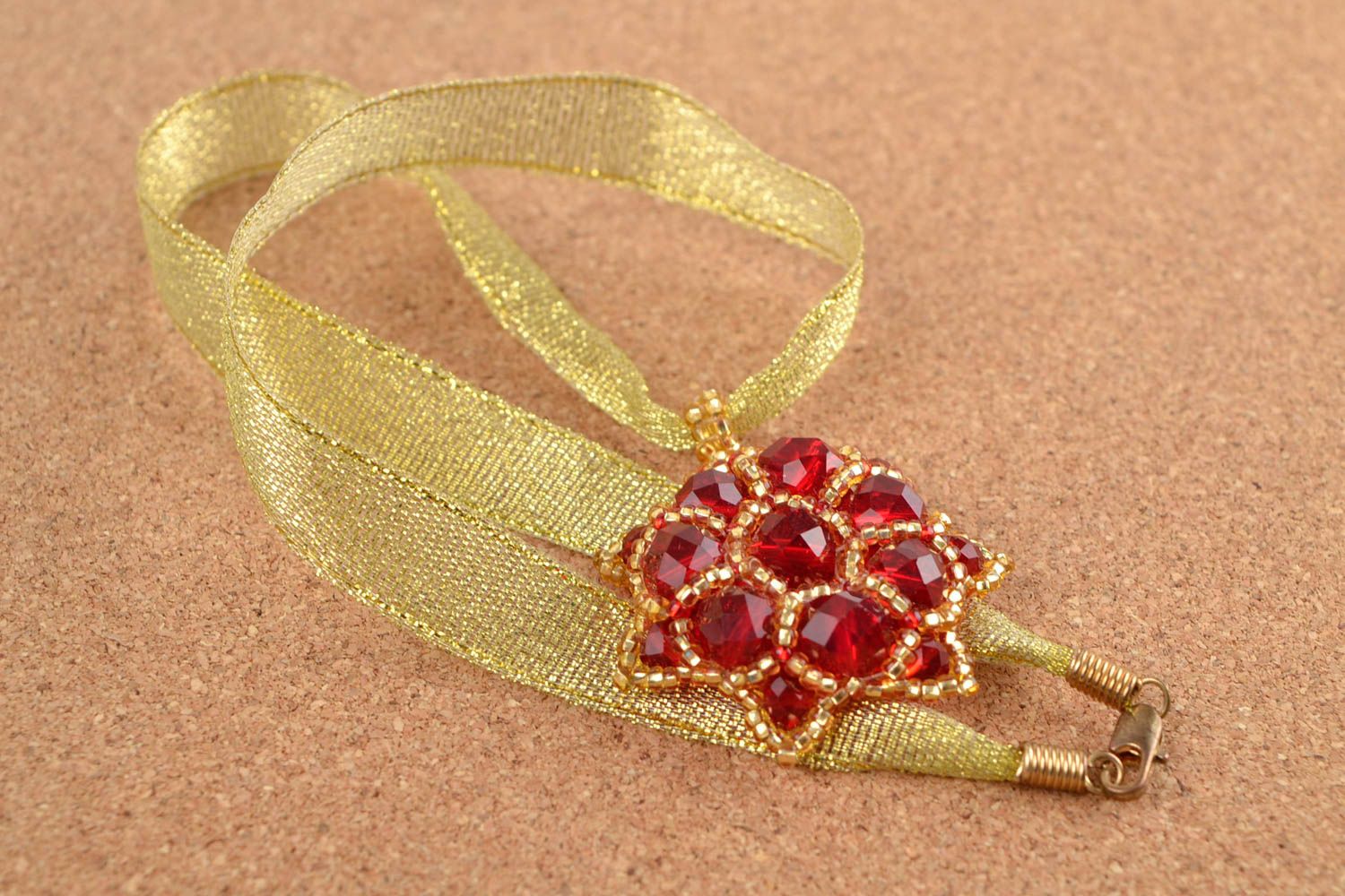 Pendentif en perles de rocaille Bijou fait main rouge sur ruban Accessoire femme photo 1