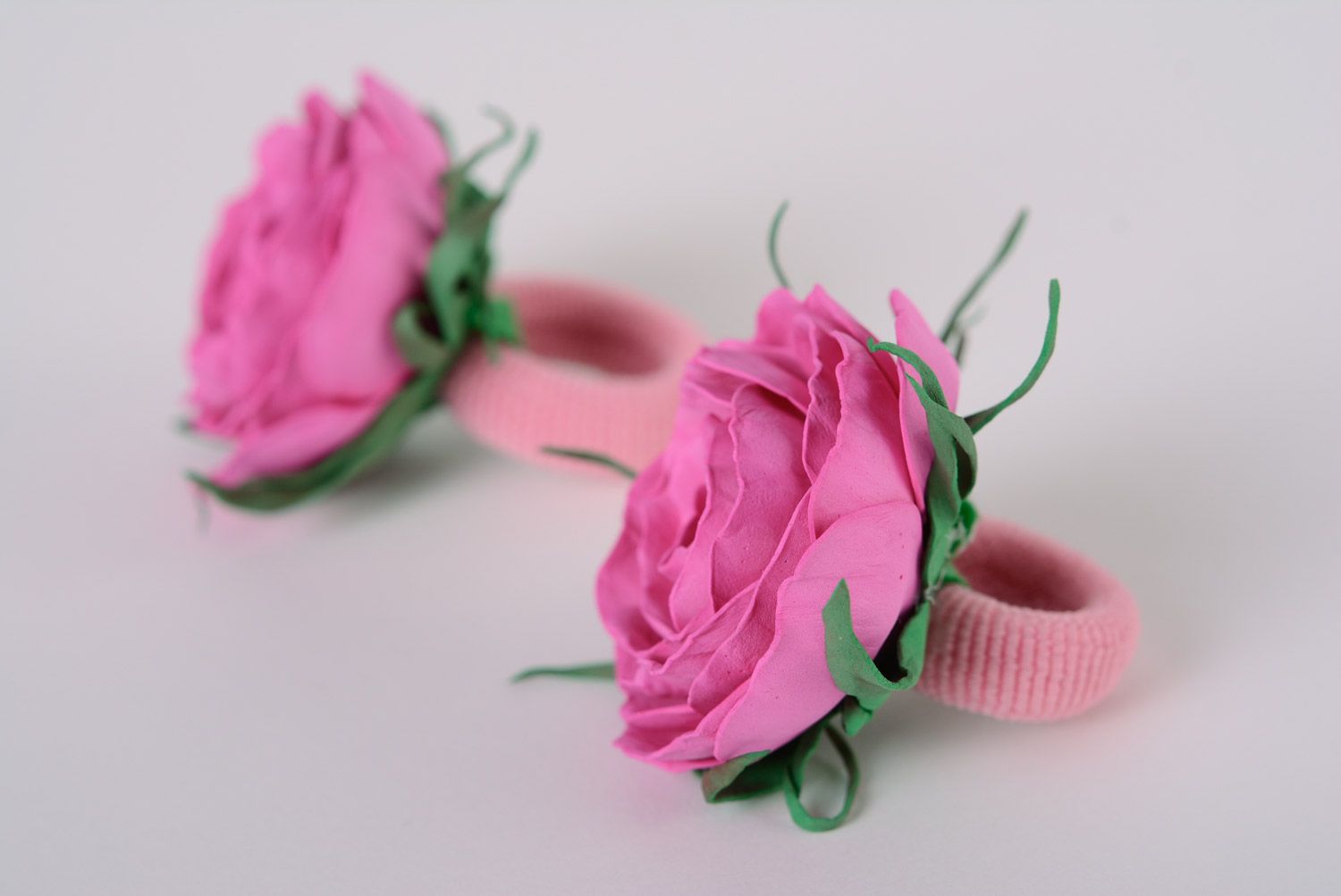 Élastiques à cheveux faits main originaux en forme de fleurs roses 2 pièces photo 2
