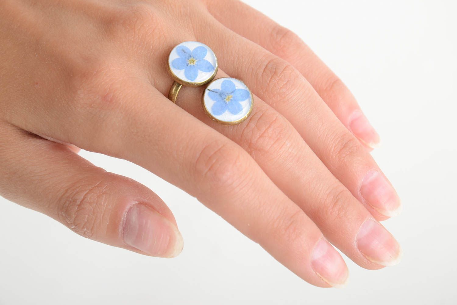 Anillo de resina epoxi con flores secadas azules hecho a mano blanco foto 2