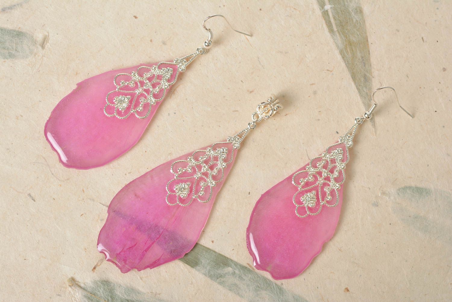 Set of handmade jewelry with flower petals in epoxy resin earrings and pendant photo 1