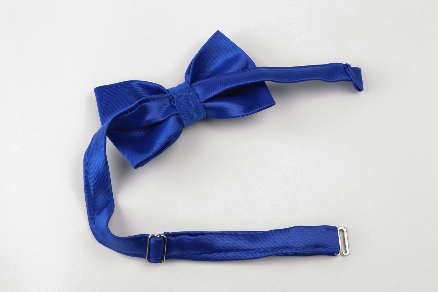 Gravata-borboleta artesanal azul de cetim  foto 3
