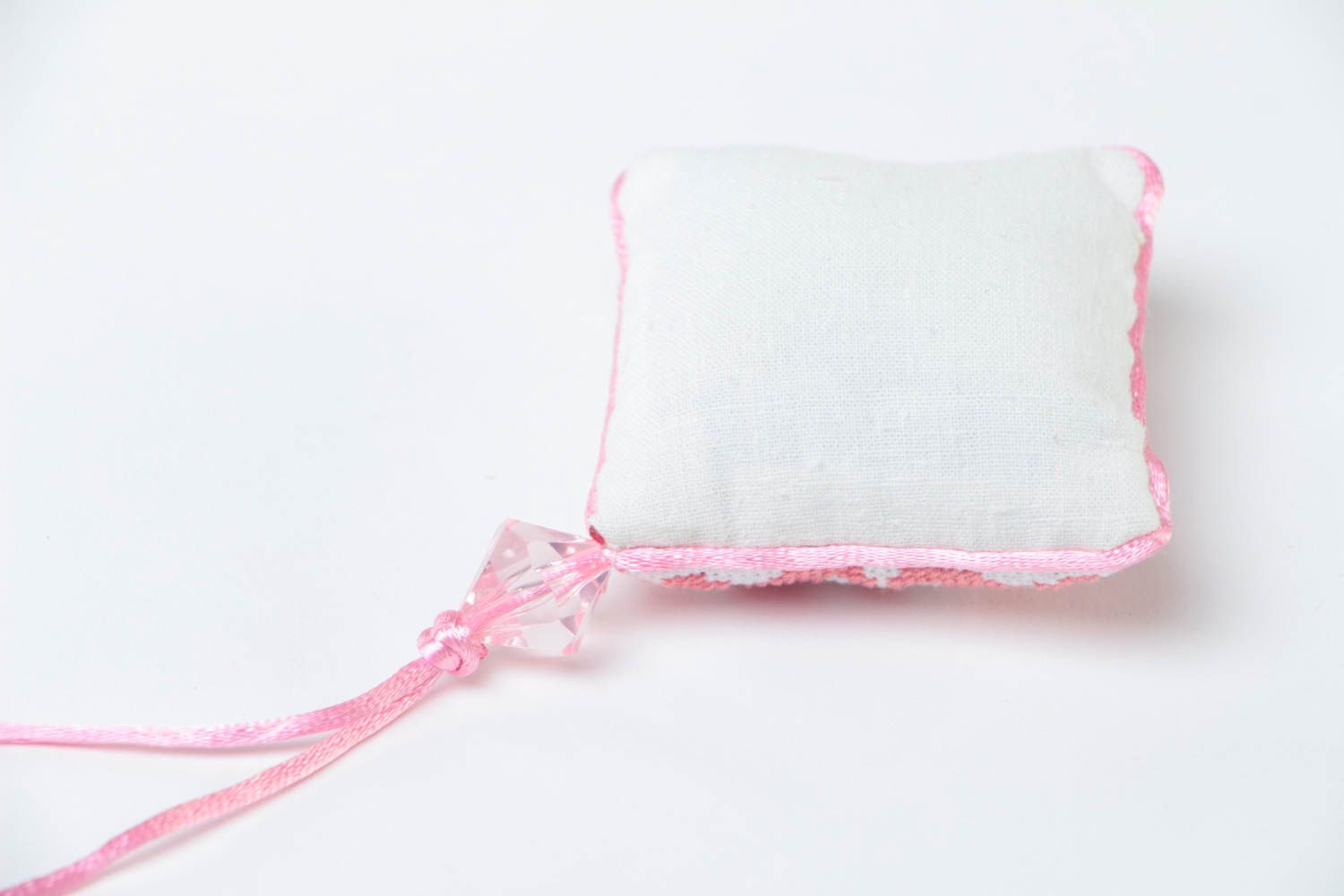 Almohadilla para agujas hacha a mano de tela con bordado con ojete rosada  foto 4