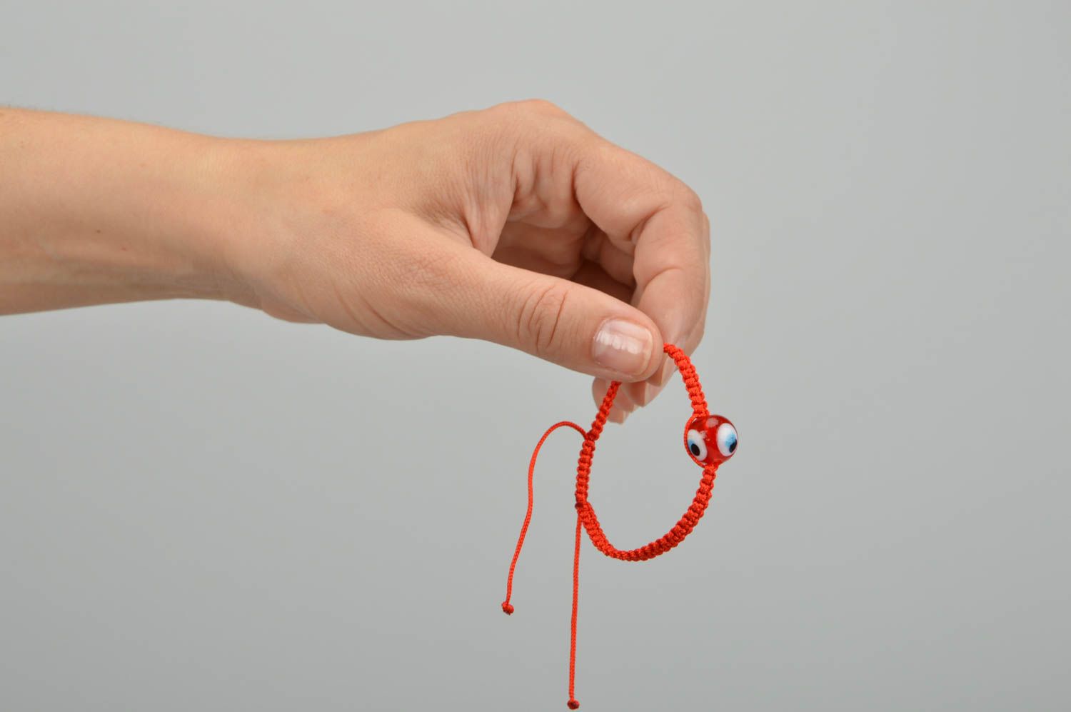 Geflochtenes Armband mit Plastikkugel mit Auge rot handgemacht schön eng  foto 2