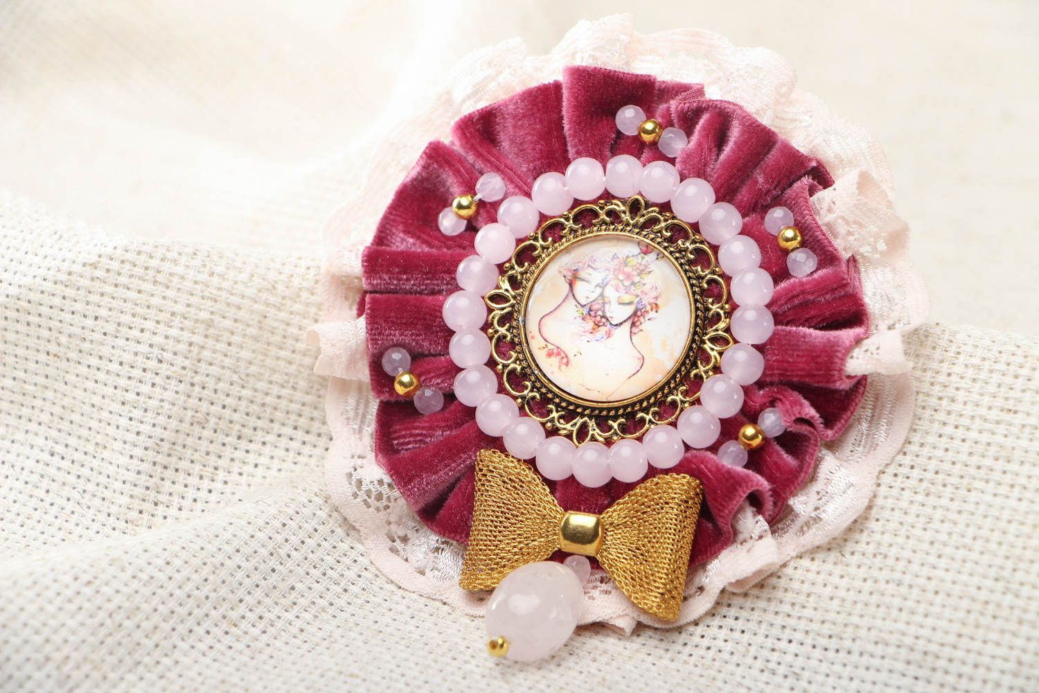 Vintage brooch with cameo photo 1