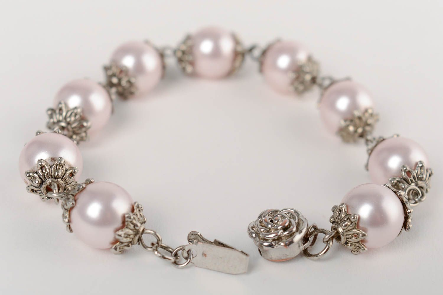 Bracelet de perles en céramique mince blanc fait main original élégant  photo 3
