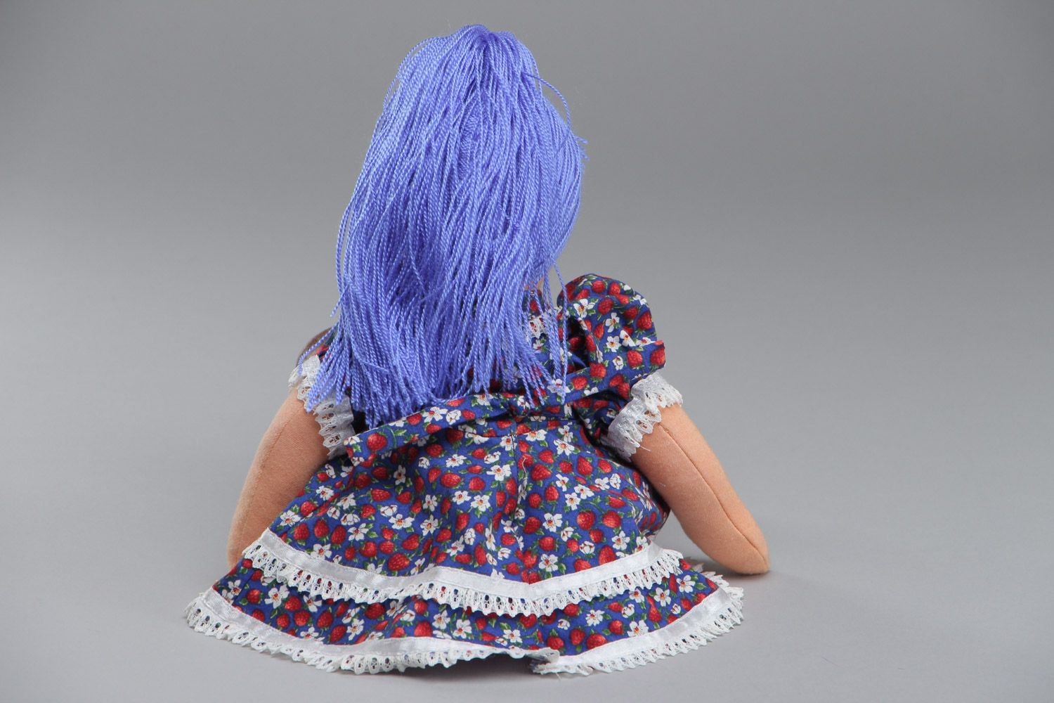 Designer handgemachte Puppe aus Stoff mit blauen Haaren im bunten Kleid für Kinder  foto 4